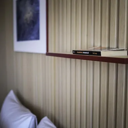 Bed & Breakfast Up There Design Split