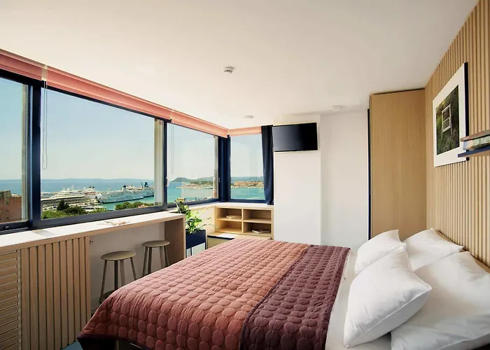 ベッド・アンド・ブレックファスト Up There Design 4*