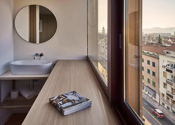 ベッド・アンド・ブレックファスト Up There Design