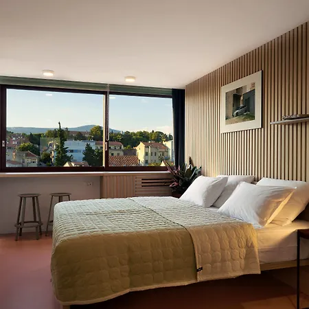 Up There Design Bed and breakfast